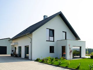 Fertighaus Modernes Landhaus mit Erker von ISOWOODHAUS, Satteldach-Klassiker Außenansicht 2