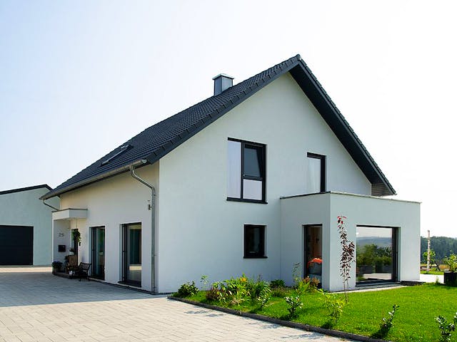 Fertighaus Modernes Landhaus mit Erker von ISOWOODHAUS, Satteldach-Klassiker Außenansicht 2