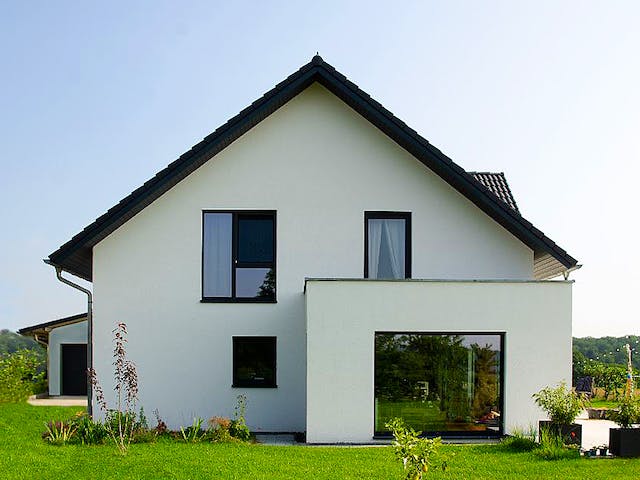 Fertighaus Modernes Landhaus mit Erker von ISOWOODHAUS, Satteldach-Klassiker Außenansicht 3
