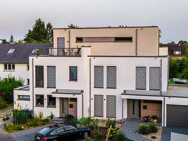Fertighaus Zweifamilienhaus in Köln von ISOWOODHAUS, Cubushaus Außenansicht 1