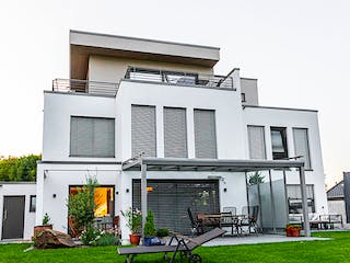 Fertighaus Zweifamilienhaus in Köln von ISOWOODHAUS, Cubushaus Außenansicht 2