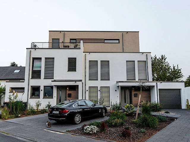 Fertighaus Zweifamilienhaus in Köln von ISOWOODHAUS, Cubushaus Außenansicht 3