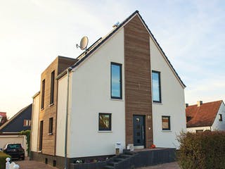 Fertighaus Johnsen - Haus 4 von Johnsen Zimmerei & Hausbau Schlüsselfertig ab 345000€, Satteldach-Klassiker Außenansicht 1