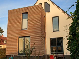 Fertighaus Johnsen - Haus 4 von Johnsen Zimmerei & Hausbau Schlüsselfertig ab 345000€, Satteldach-Klassiker Außenansicht 4