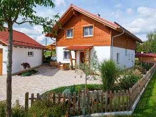 Fertighaus Jubiläumshaus von BayernBlock Schlüsselfertig ab 250000€, Blockhaus Außenansicht 2