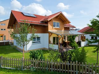 Fertighaus Jubiläumshaus von BayernBlock Schlüsselfertig ab 250000€, Blockhaus Außenansicht 3