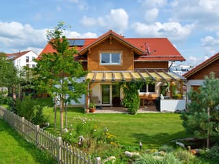 Fertighaus Jubiläumshaus von BayernBlock Schlüsselfertig ab 250000€, Blockhaus Außenansicht 4