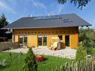 Fertighaus Jubiläumshaus von BayernBlock Schlüsselfertig ab 250000€, Blockhaus Außenansicht 8