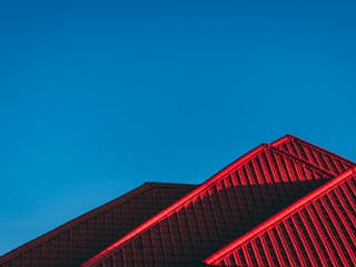 Rotes Dach mit Licht und Schatten
