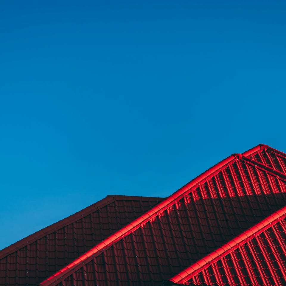Rotes Dach mit Licht und Schatten