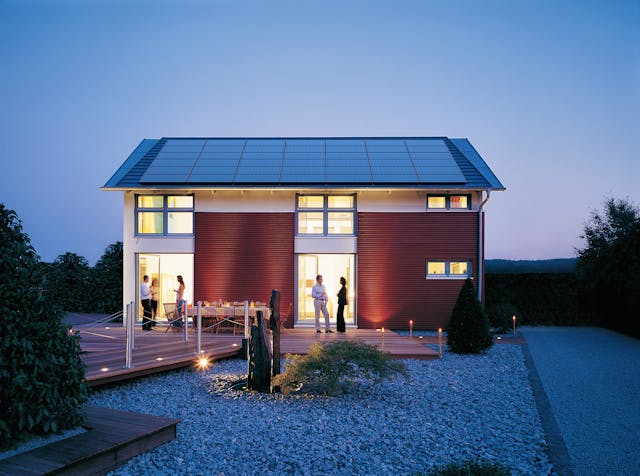 Individuell geplantes KfW-40 plus Fertighaus von KAMPA mit Solardach