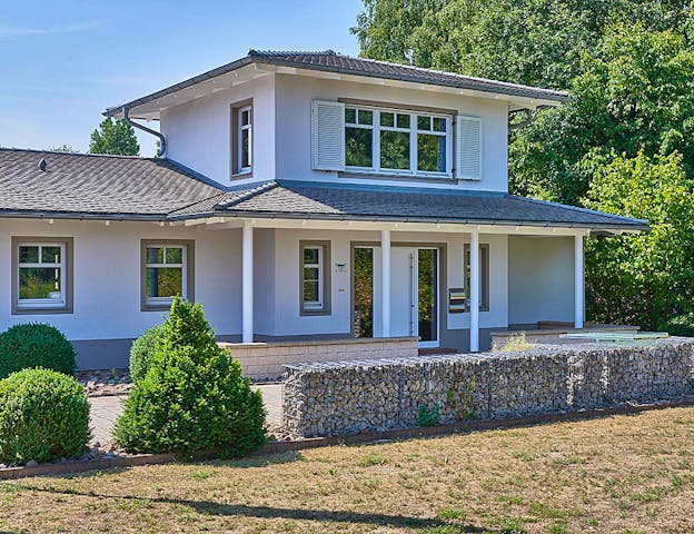 Stadtvilla im mediterranen Stil mit großem Balkon