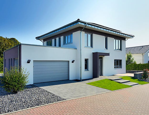 Moderne Fertighaus-Stadtvilla mit Garage