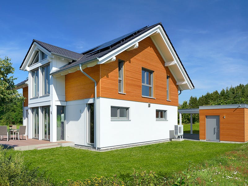 Fertighaus mit Holzfassade von KAMPA