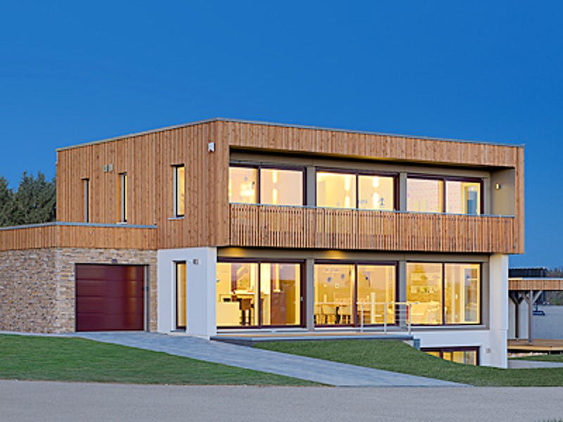 Kubushaus mit Holzfassade und großen Fenstern von Kampa