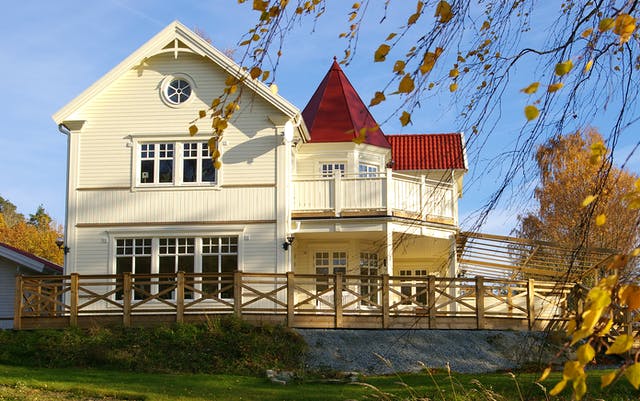 Holzhaus mit Turm