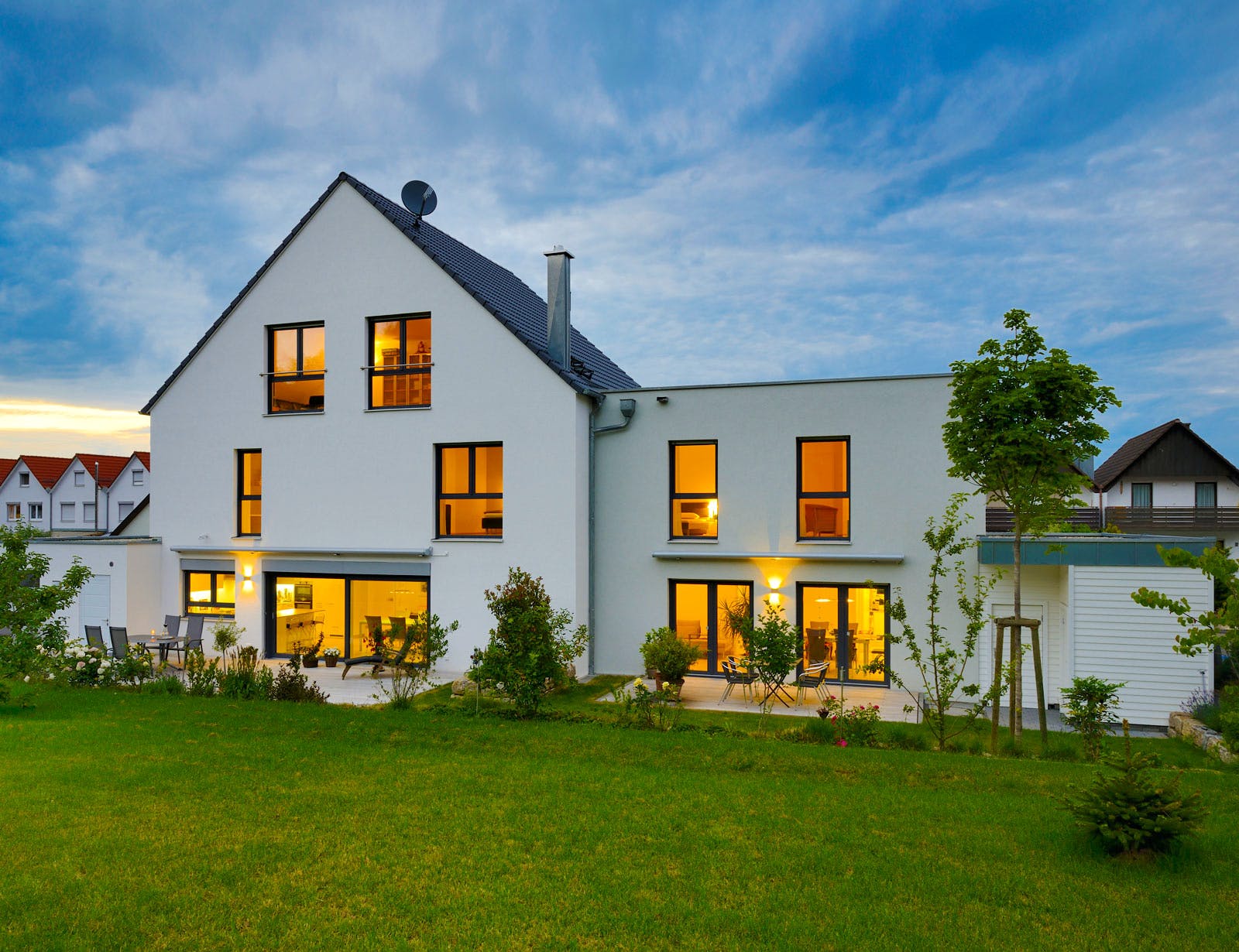 Fertighaus Haus Seyther von Fertighaus WEISS Schlüsselfertig ab 707000€, Satteldach-Klassiker Außenansicht 1