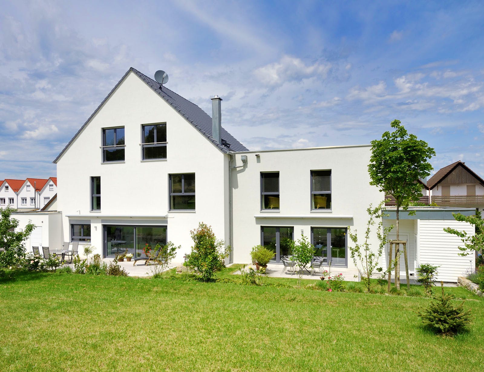 Fertighaus Haus Seyther von Fertighaus WEISS Schlüsselfertig ab 707000€, Satteldach-Klassiker Außenansicht 2
