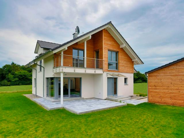Fertighaus Haus Smilla von Fertighaus WEISS Schlüsselfertig ab 500920€, Satteldach-Klassiker Außenansicht 1