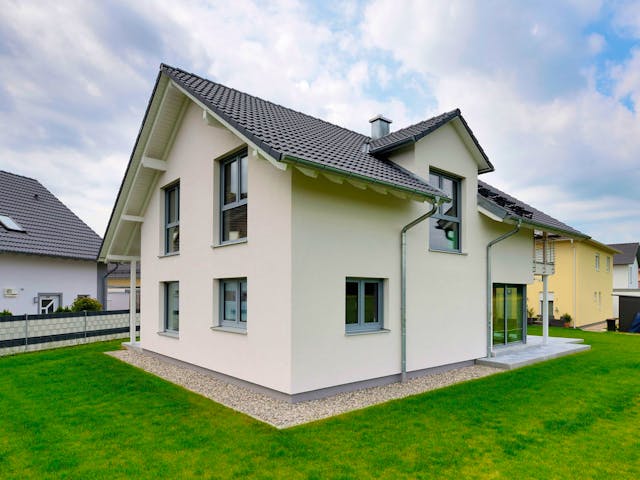 Fertighaus Haus Smilla von Fertighaus WEISS Schlüsselfertig ab 471286€, Satteldach-Klassiker Außenansicht 2