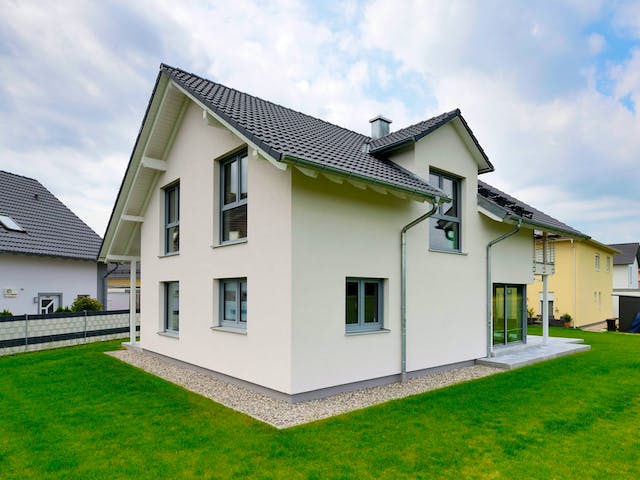 Fertighaus Haus Smilla von Fertighaus WEISS Schlüsselfertig ab 427000€, Satteldach-Klassiker Außenansicht 2