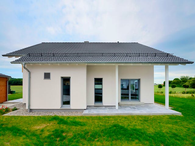 Fertighaus Haus Smilla von Fertighaus WEISS Schlüsselfertig ab 427000€, Satteldach-Klassiker Außenansicht 3