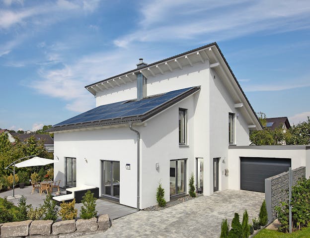 Modernes Pultdach-Fertighaus Stromberg von Keitel-Haus, die Garage ist am Haus direkt angebaut