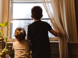 Gesund wohnen - Kinder am Fenster