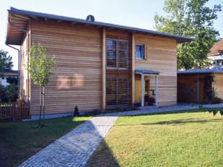 Fertighaus Kirchberg - Architektenbeispiel von ISARTALER HOLZHAUS Schlüsselfertig ab 314900€, Außenansicht 1