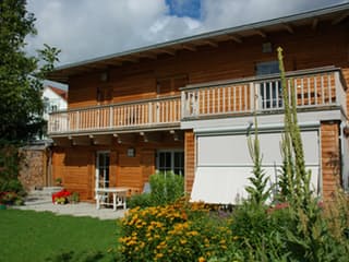 Fertighaus Kirchberg - Architektenbeispiel von ISARTALER HOLZHAUS Schlüsselfertig ab 314900€, Außenansicht 2