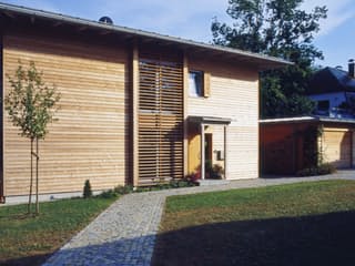 Fertighaus Kirchberg - Architektenbeispiel von ISARTALER HOLZHAUS Schlüsselfertig ab 314900€, Außenansicht 3