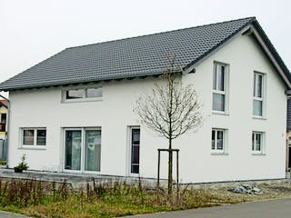 Fertighaus Kirchdorf von Iller-Haus Schlüsselfertig ab 255700€, Satteldach-Klassiker Außenansicht 1