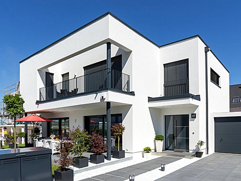Weißes Flachdachhaus von KONZEPTHAUS