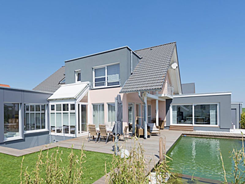 Einfamilienhaus mit Holzterrasse und Pool von Korte