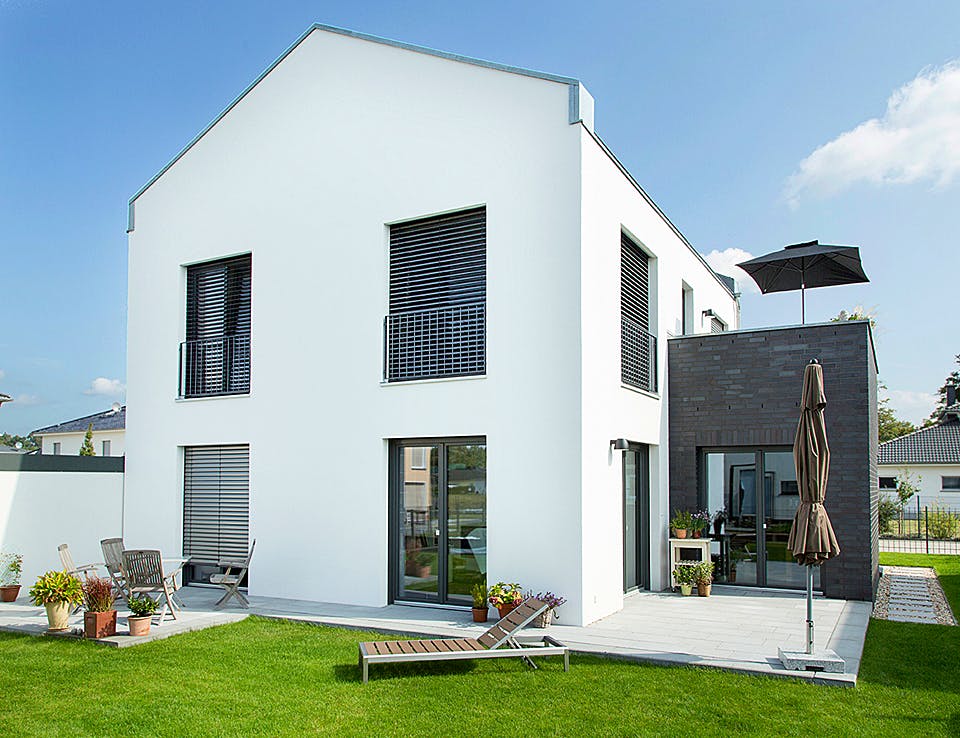Massivhaus Freie Planung - Haus 2 von KOSIMA HAUS, Satteldach-Klassiker Außenansicht 1
