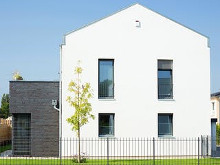 Massivhaus Freie Planung - Haus 2 von KOSIMA HAUS, Satteldach-Klassiker Außenansicht 2