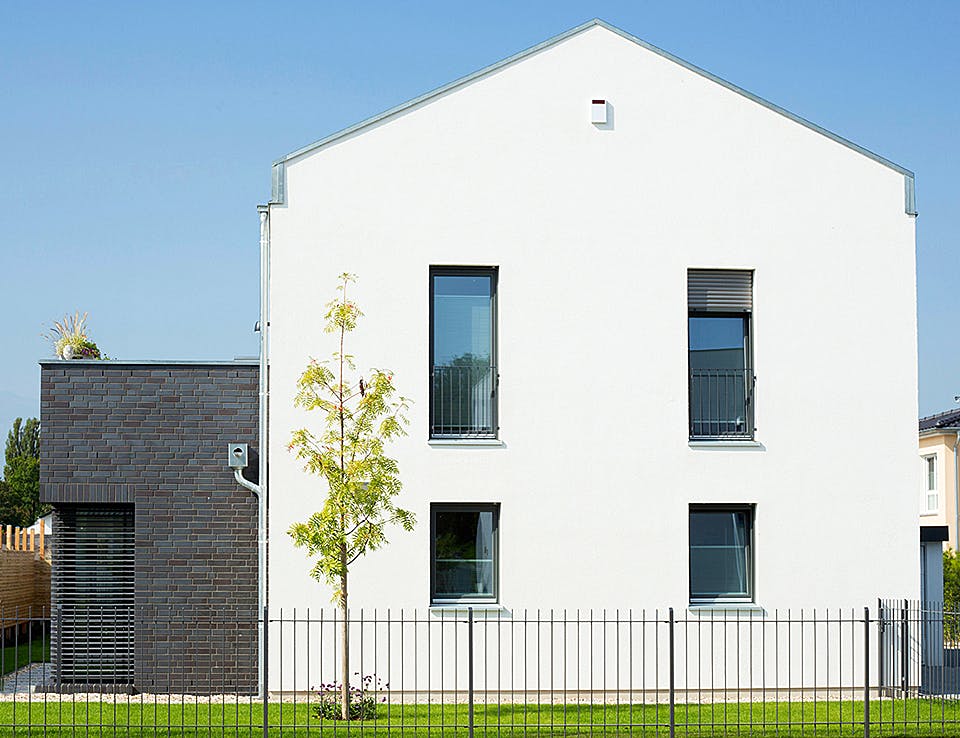 Massivhaus Freie Planung - Haus 2 von KOSIMA HAUS, Satteldach-Klassiker Außenansicht 2