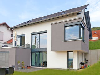 Massivhaus Freie Planung - Haus 5 von KOSIMA HAUS, Pultdachhaus Außenansicht 1