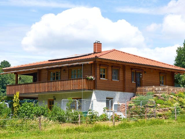 Flaches Tiroler Haus mit Walmdach