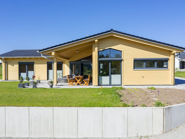 Blockhaus Einfamilienhaus G von Zimmergeschäft Kunz Schlüsselfertig ab 500000€, Blockhaus Außenansicht 2