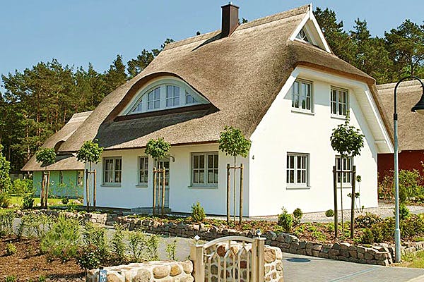 Haus mit Reetdach von Kurmann Holzbau