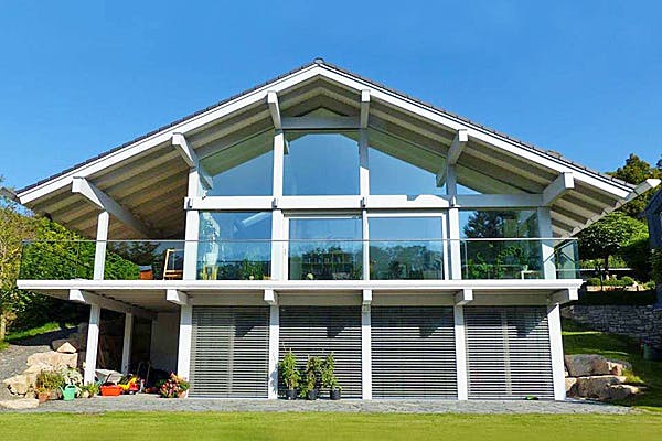 Satteldachhaus mit großen Fensterfronten von Kurth–Haus