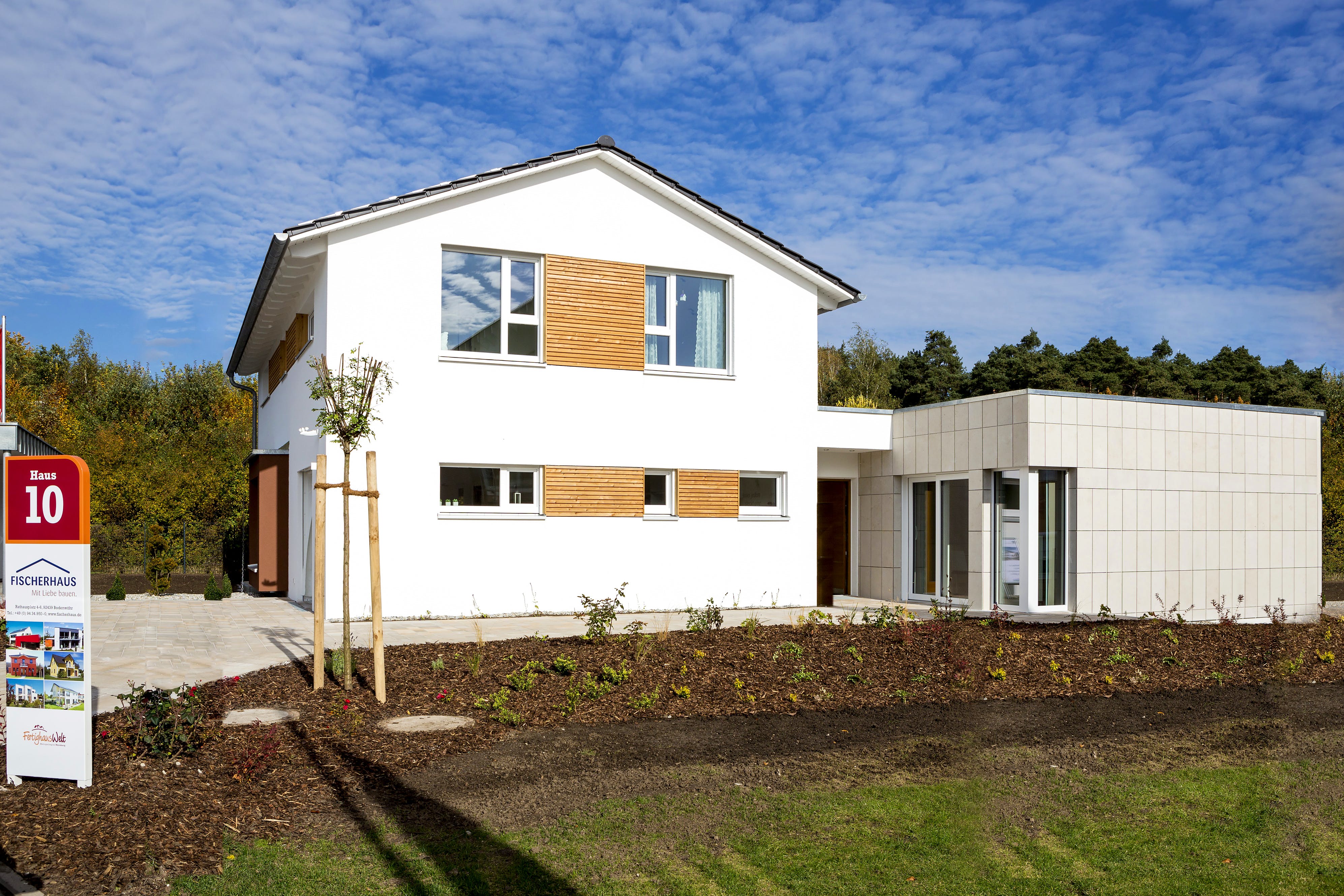 Fertighaus Musterhaus LaRocca von FischerHaus Schlüsselfertig ab 432609€, Satteldach-Klassiker Außenansicht 2