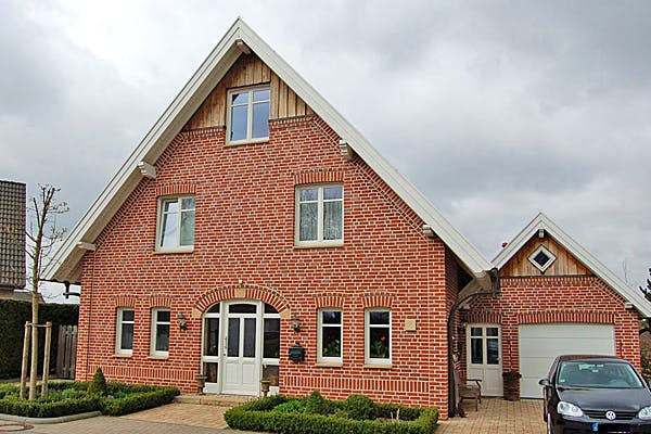 Satteldachhaus mit Garage von LB Holzbau