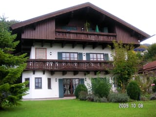 Fertighaus Leeberg von ISARTALER HOLZHAUS Schlüsselfertig ab 589000€, Satteldach-Klassiker Außenansicht 1