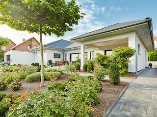 Fertighaus Bungalow Walmdach 167 von LUXHAUS, Bungalow Außenansicht 1