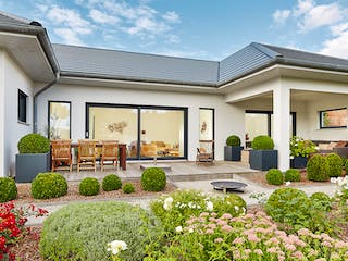 Fertighaus Bungalow Walmdach 167 von LUXHAUS, Bungalow Außenansicht 2