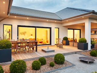 Fertighaus Bungalow Walmdach 167 von LUXHAUS, Bungalow Außenansicht 3