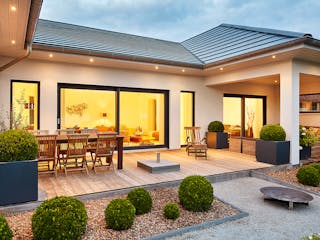 Fertighaus Bungalow Walmdach 167 von LUXHAUS Schlüsselfertig ab 497000€, Bungalow Außenansicht 1