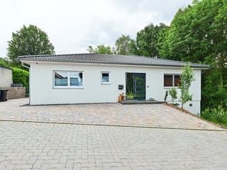 Fertighaus Bungalow Walmdach 172 von LUXHAUS, Bungalow Außenansicht 2